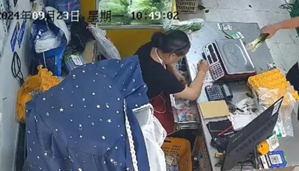 “现实版农夫与蛇”！四川南充一女老板善心雇佣66岁大妈，视如亲母却遭背叛。店主因