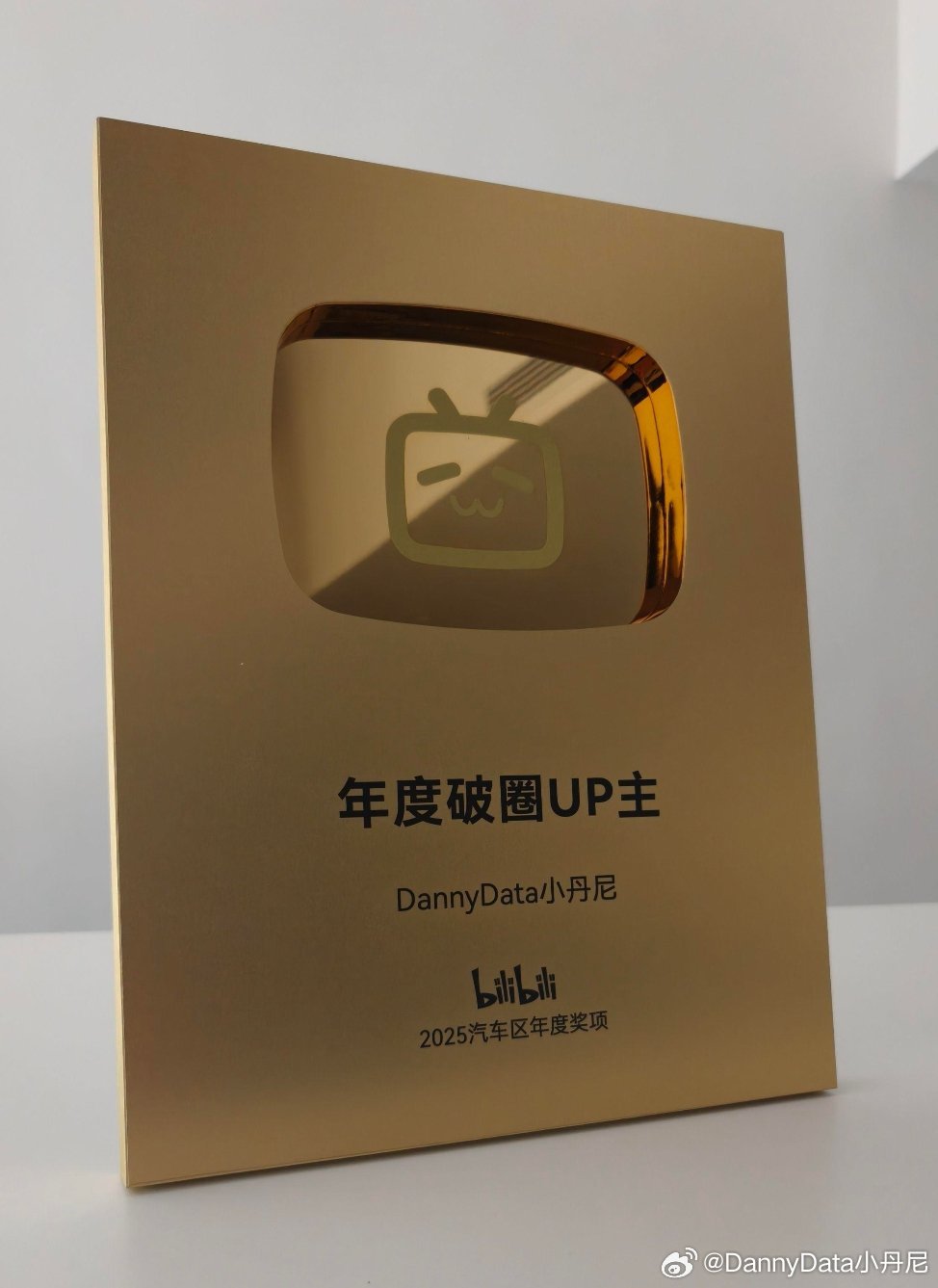 阿b发金色奖牌，情绪价值给挺到位。哔哩哔哩bilibili