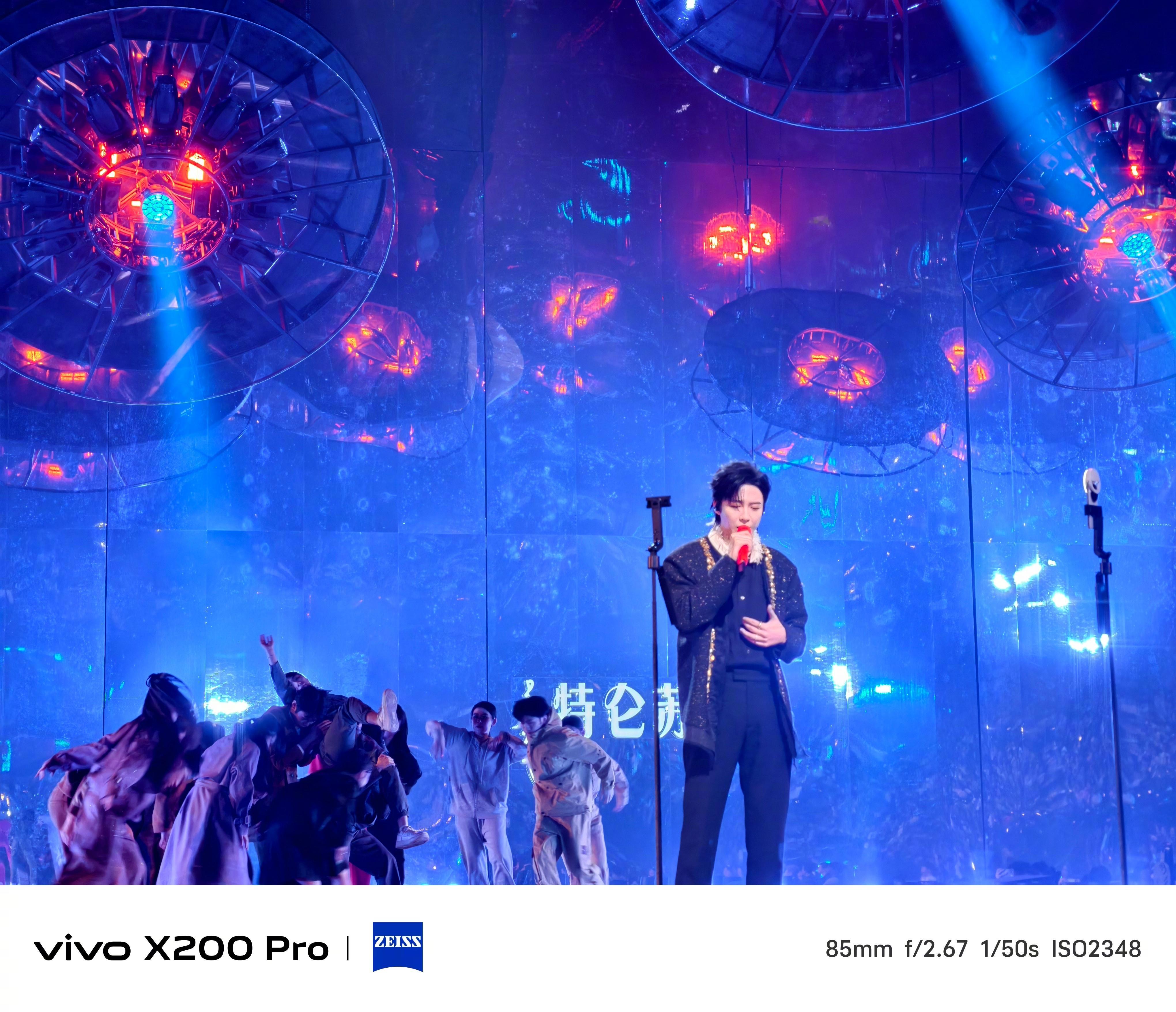帅啊刘宇宁，有刘宇宁粉丝在看江苏卫视跨年演唱会吗？ 