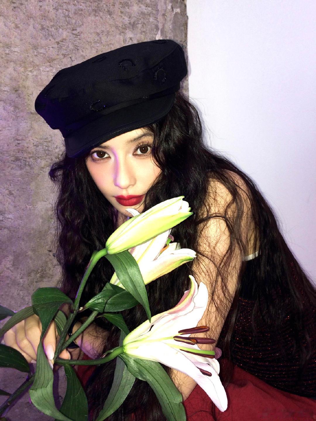 Angelababy千禧风低像素大片Angelababy这张脸放在低像素里，反而