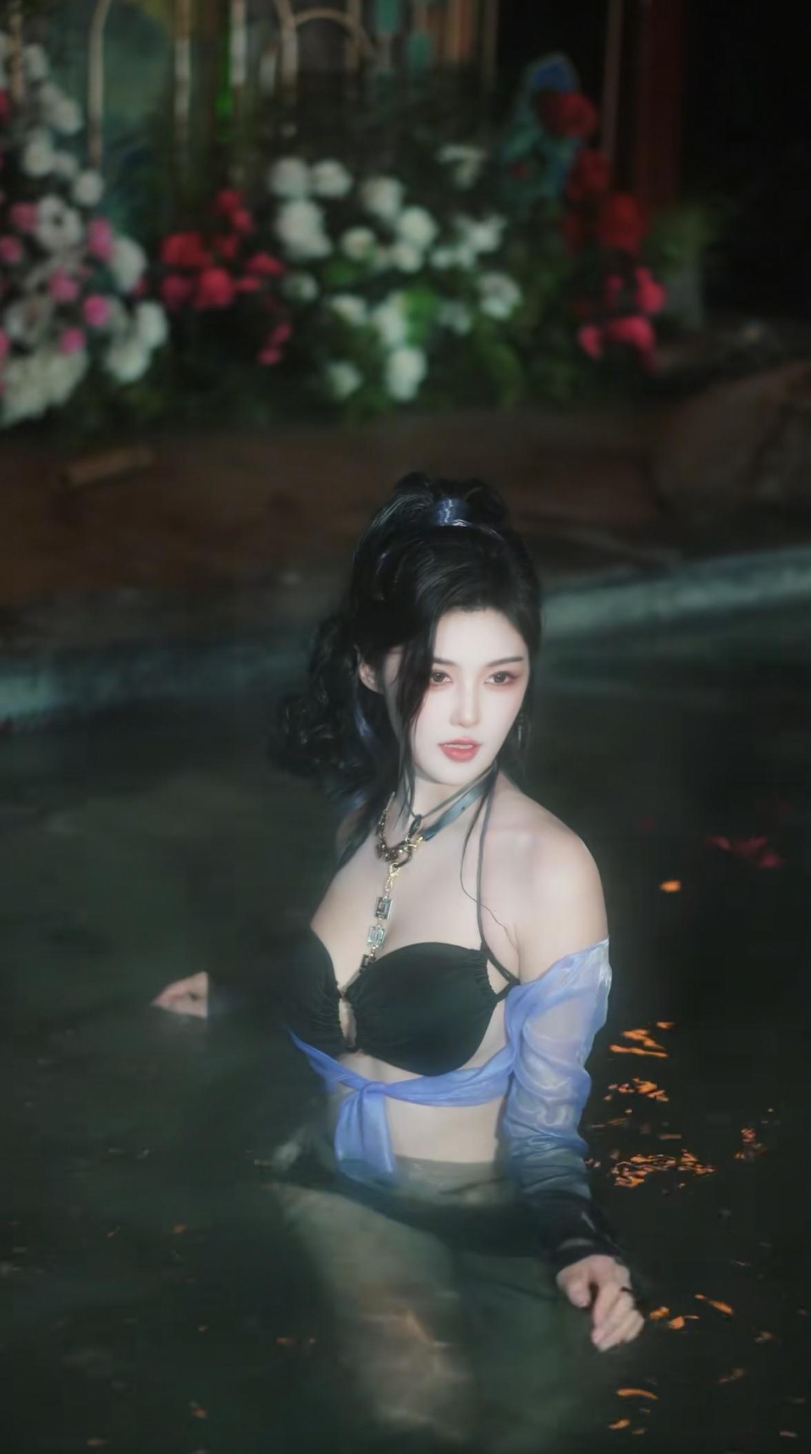 程儿，月色如水，美人如花。