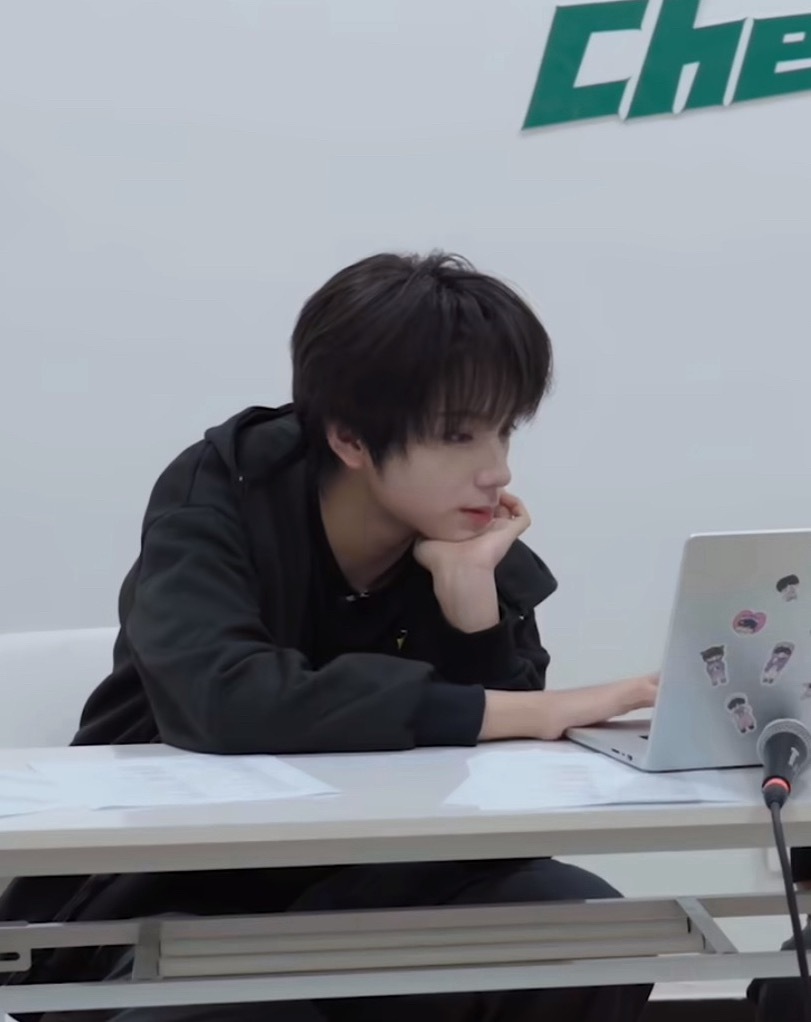 这小橹子光是坐那都帅得出奇 lazy男孩 
