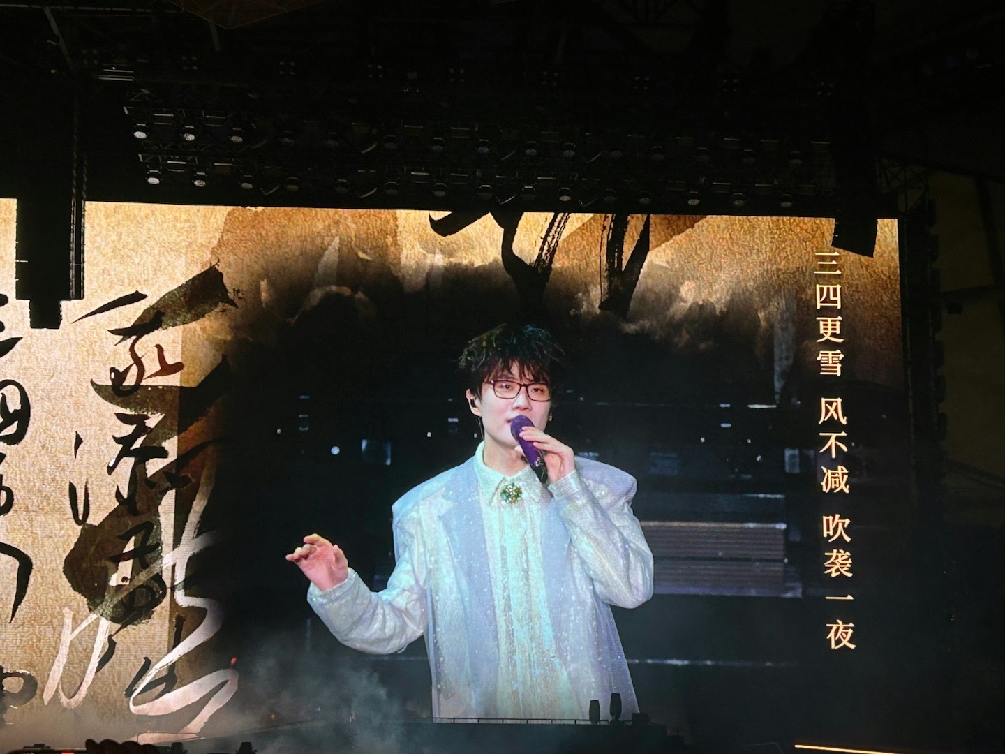 许嵩 可是他叫我小哥哥诶 原来许嵩也会因为一句“小哥哥”破防。在深圳场聊起超市试