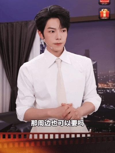 不是短剧演多了真成总了啊 演了几部霸总短剧，曾辉真把自己当总了。送手机像送鸡蛋，