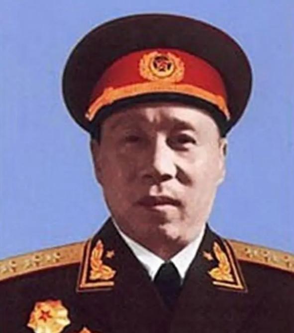 这位从未亲临前线却获得上将军衔的人，与同样为少将的妻子有哪些不为人知的身份？
1