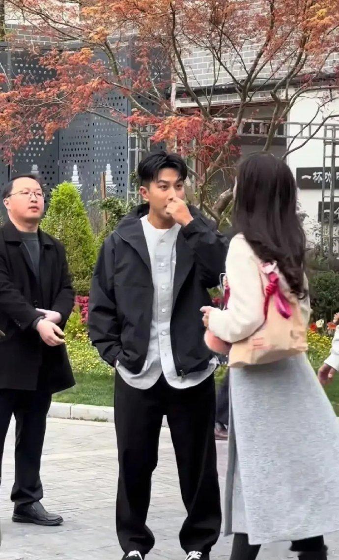 刘恺威51岁仍气质出众，形象帅气，难怪杨幂曾为他倾心，魅力着实不凡。 ​​​