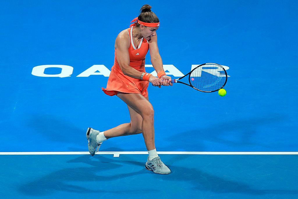 WTA1000多哈站决赛，穆霍娃凭借第七局的破发，以6-4赢下首盘，大比分1-0