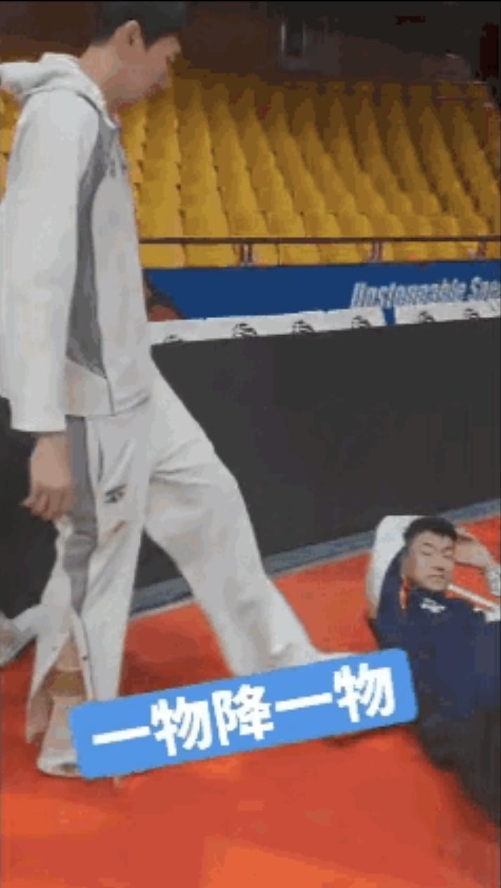 哪来的“一物降一物”？

浏览网页时看到一张动图：一场CBA比赛前正在躺在地板上