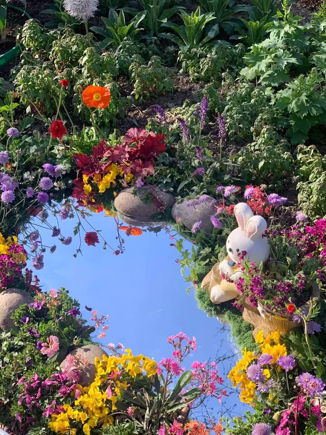 人对不确定性的感受，很矛盾。一边焦虑，一边惊喜。一边怕，一边盼。

焦虑，是因为