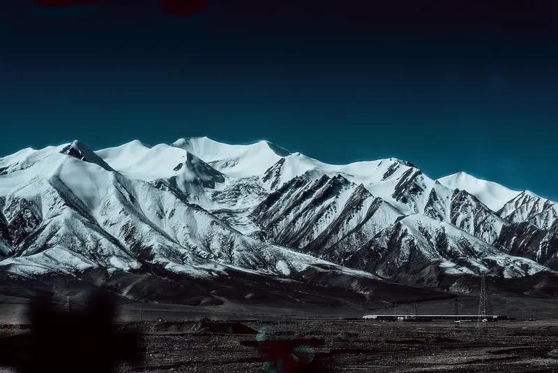 原创:西域风情传奇(49)
标题:《昆仑灵鹿》
雄伟的昆仑山脉，横贯西域千里之遥