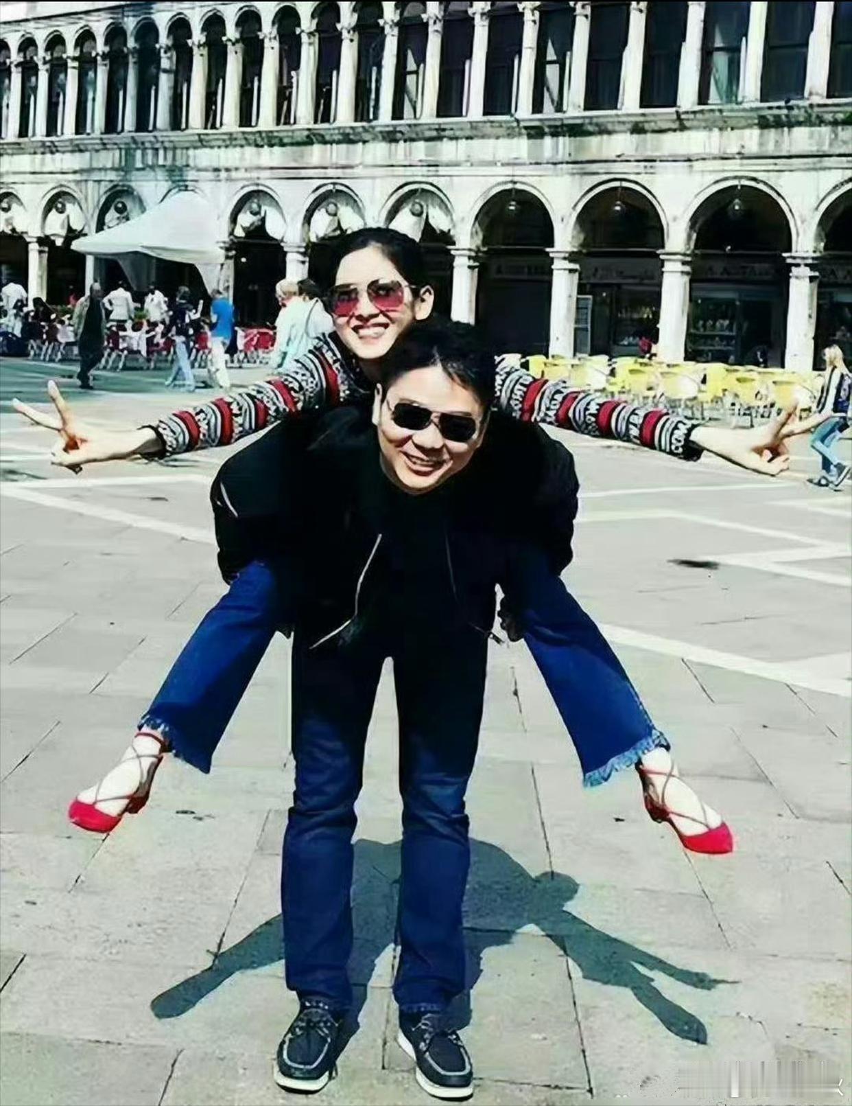 这会的刘强东38岁，章泽天18岁，刚认识不久 ​​​