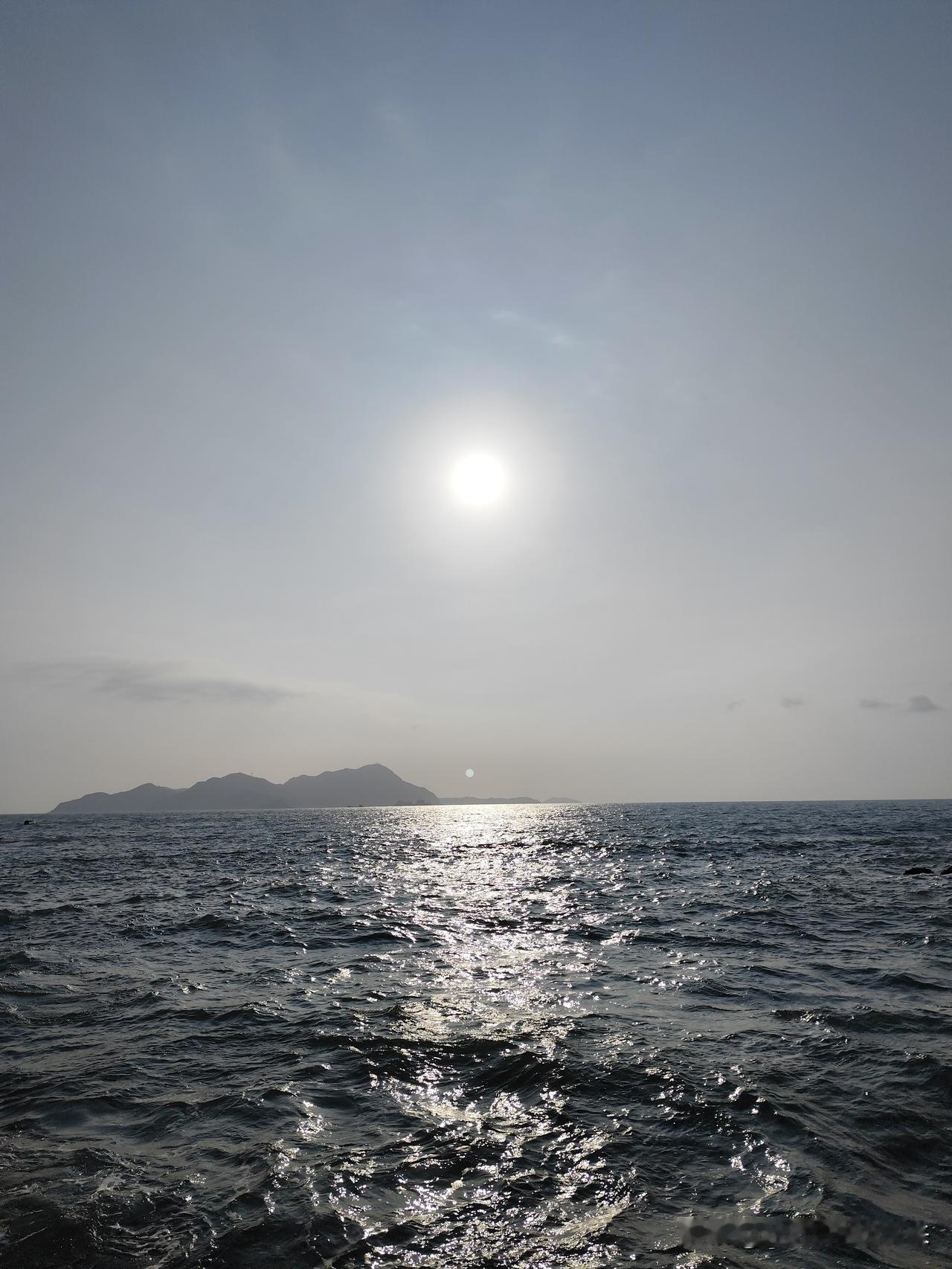 太阳和月亮同时挂在天上，海天连成一片，这种日月同辉+海天一色的画面也太绝了，辽阔