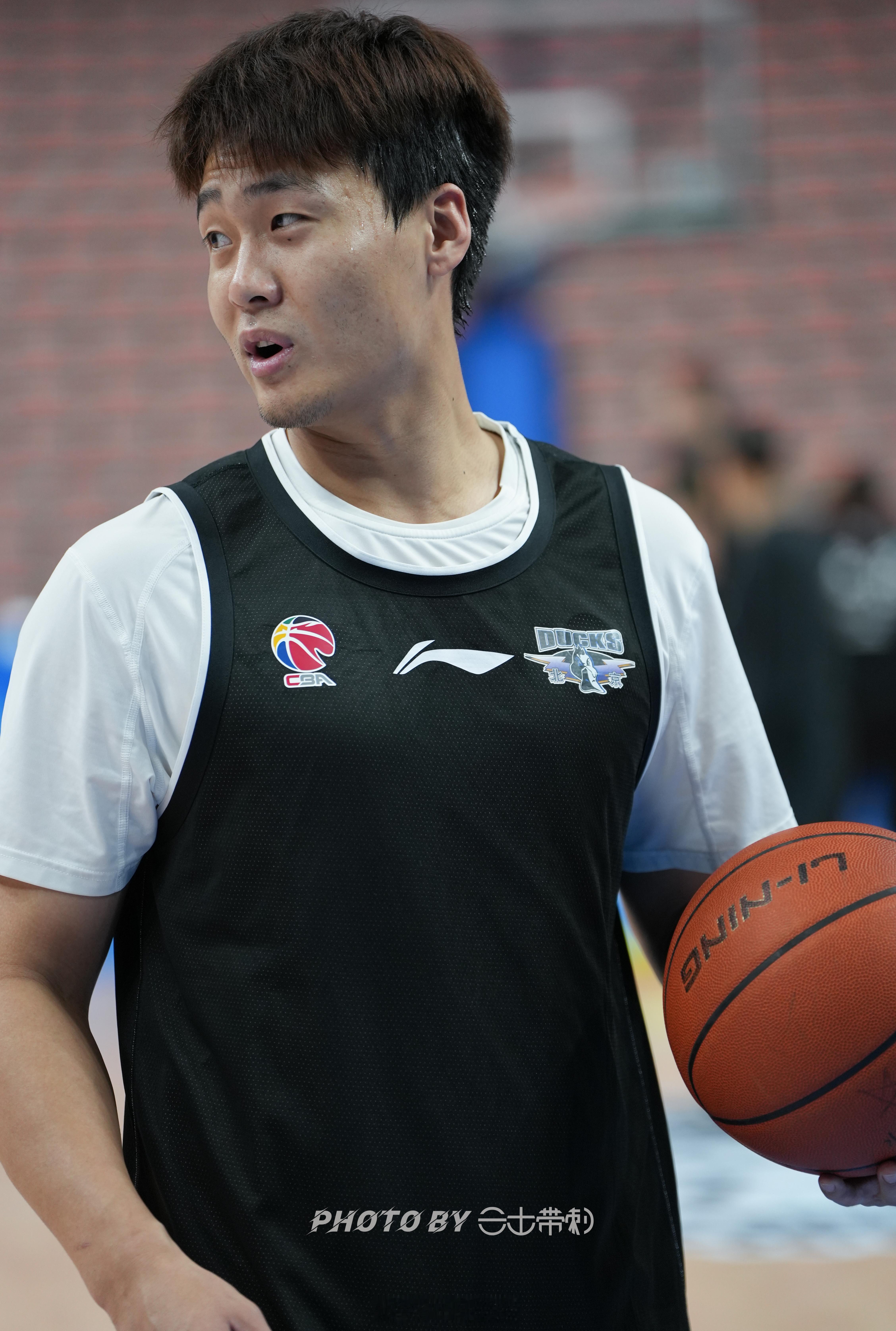 北京男篮vs深圳男篮赵睿 赵睿的腿，看着比上一场有好转，淤青没那么重了，还是需要