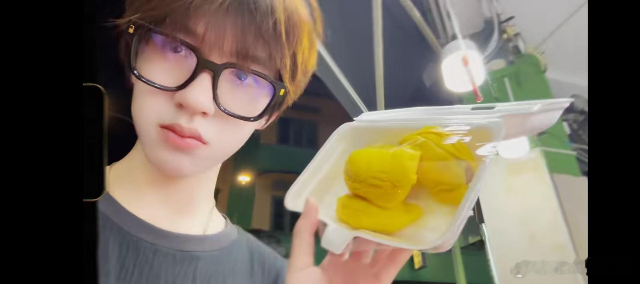 贺峻霖新加坡15分钟vlog贺峻霖有味道的新加坡vlog营业 ​​​