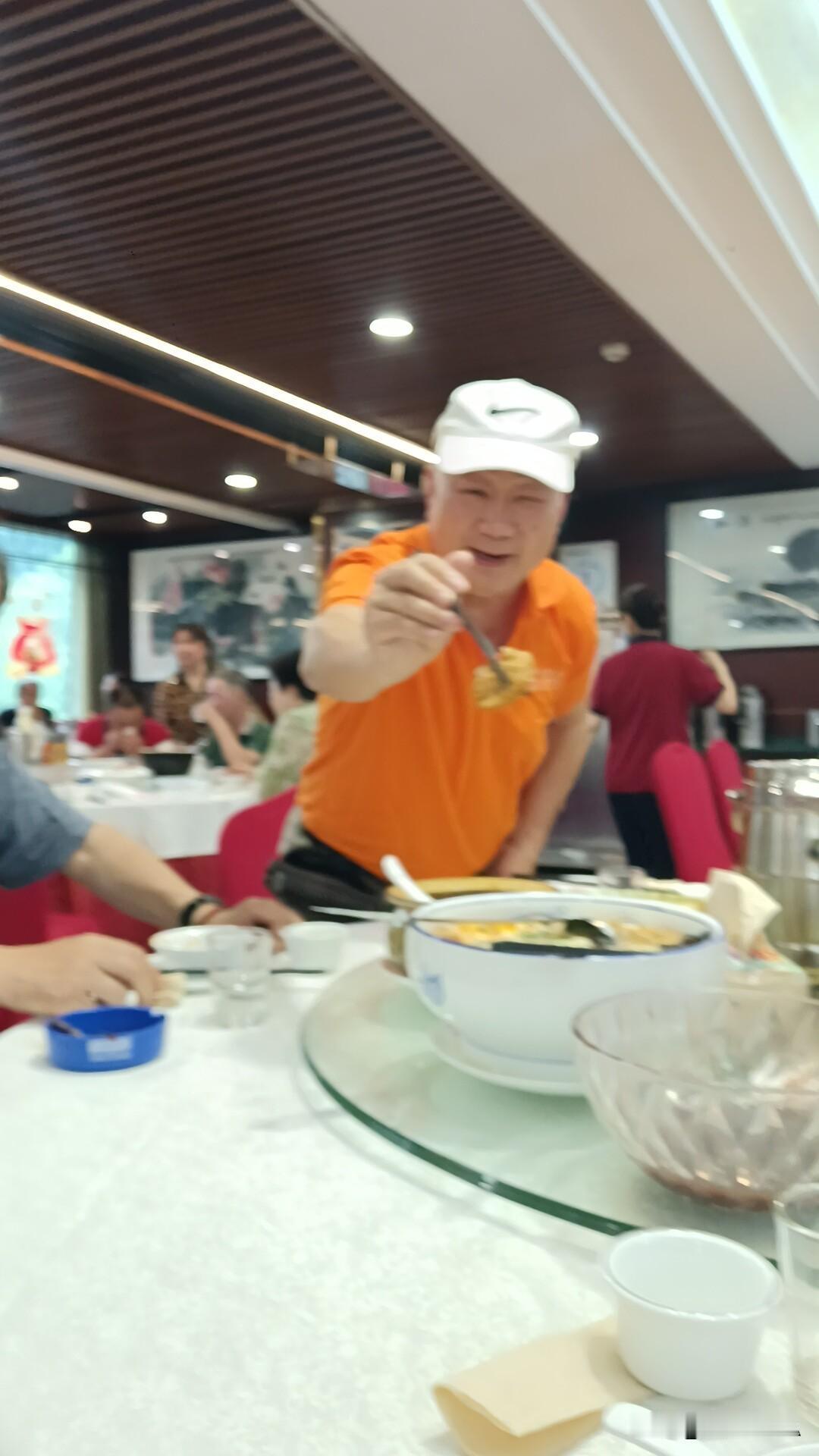 绝大多数退而就休，知足常乐，挥金如土享受休闲娱乐遍尝美食的幸福生活。
但也存在着