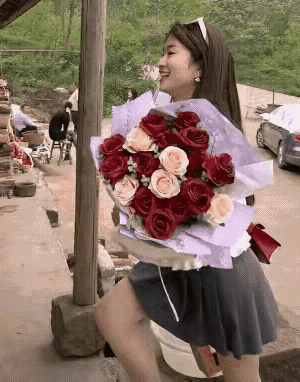 惊喜的玫瑰花束，甜蜜的笑容，美好的一天！🌹😊