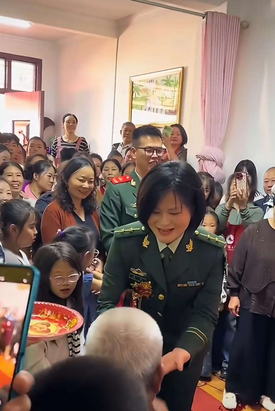 当兵的人知道这新婚夫妇军衔，咱老百姓的观念是新媳妇下嫁了。这段视频走红，就是因为