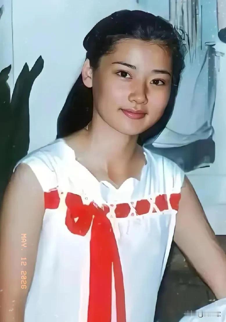 能一眼看出来她是谁小时候照片的，说明你是资深追星族[奸笑]
