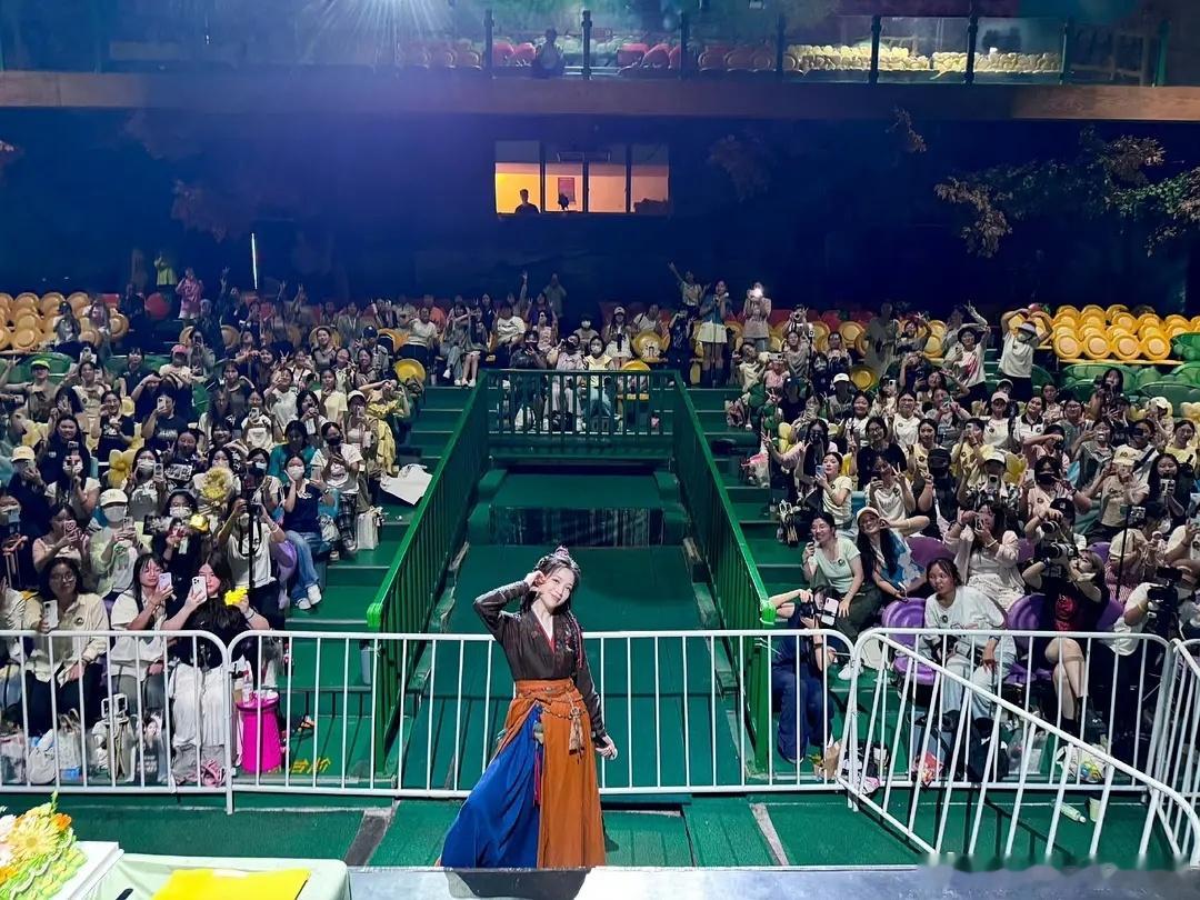代露娃一点浩然气杀青了，粉丝应援满满的爱❤️ 下部女主剧稳稳上坡路[春游家族] 