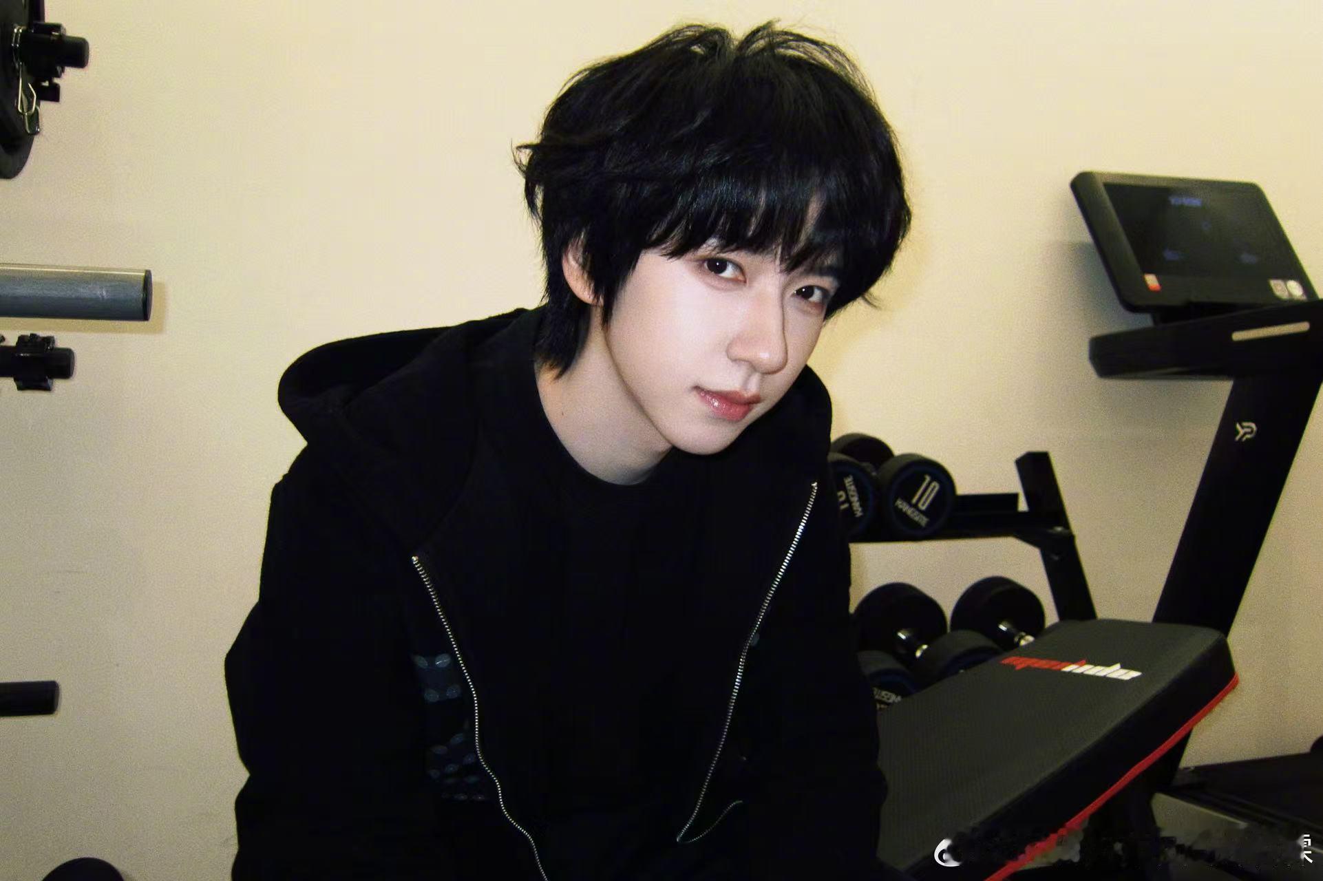 贺峻霖怎么感觉上眼皮痒痒的 粉丝：给广告牌贴睫毛表达爱意，贺峻霖：谢邀，本体已收