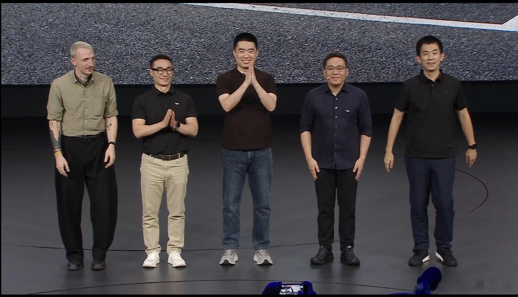 问了现场的朋友，这次理想L8线下发布会的现场非常燃，但是导播直播刻意压低了现场声