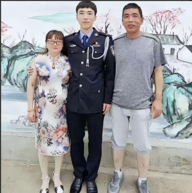 江苏一女子，儿子因公牺牲，她伤心欲绝，每天以泪洗面，2022 年一天，她在商场，