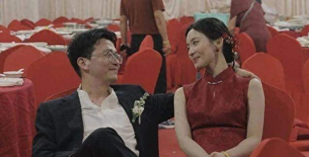 婚礼散场新人对视泪崩，新郎一句“新婚快乐”，全网读懂一眼万年
