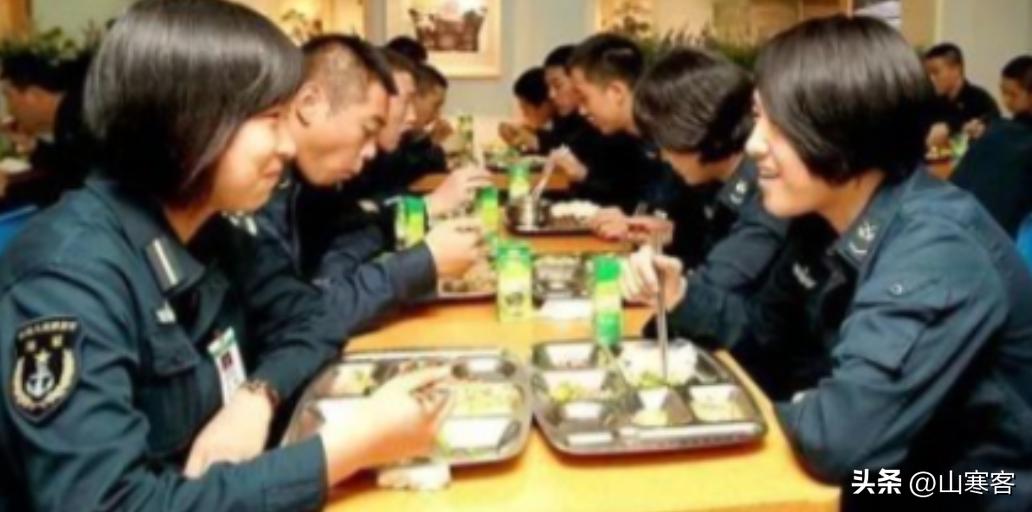 山东舰一天吃掉20头猪，烧光200万油钱，“养航母”到底多烧钱？在中国沿海，30