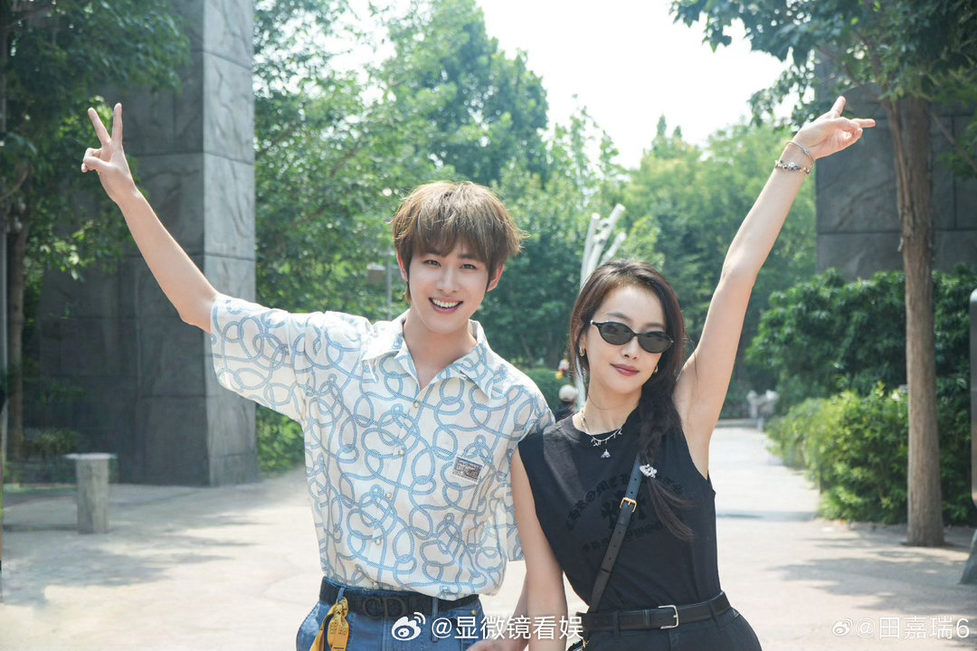 宋茜给田嘉瑞包场宋茜给田嘉瑞包场月鳞绮纪 上哪去找既看花少又看月麟绮纪的吧！包场