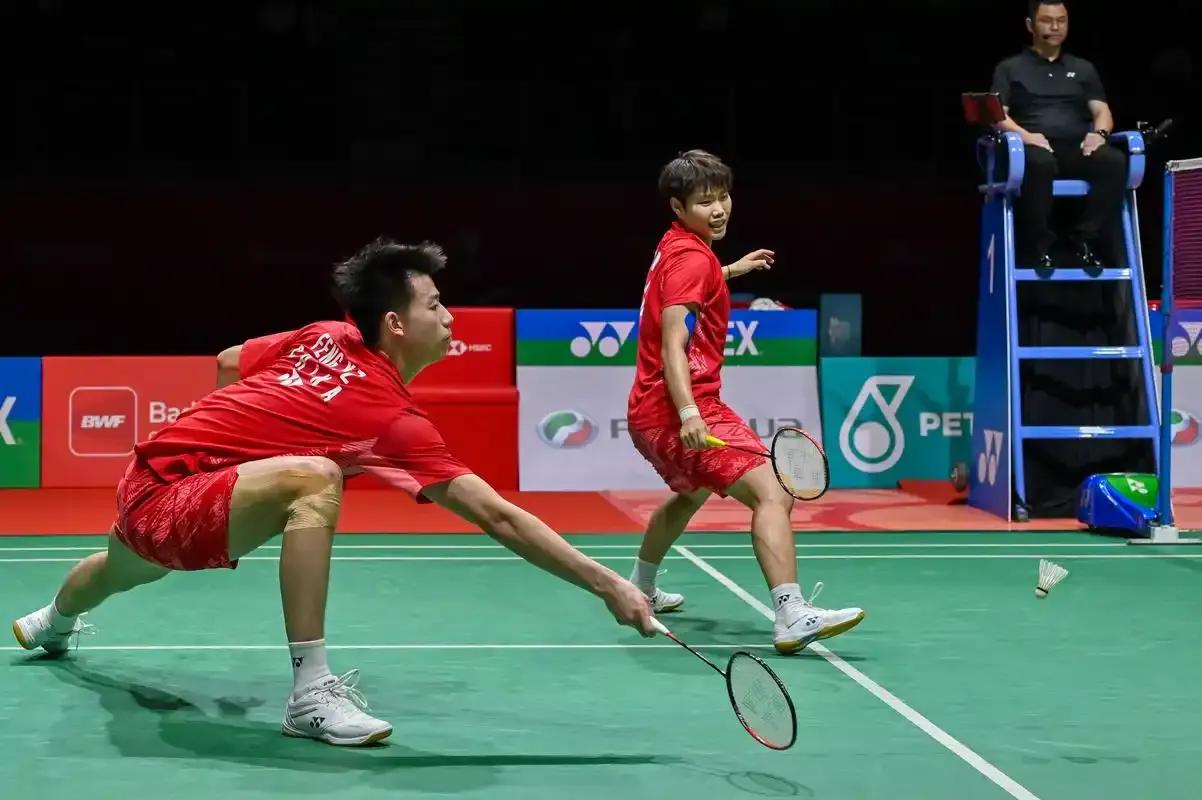 凤凰组合、邦丫组合登上领奖台！
8月21日，2026新德里羽毛球世锦赛混双四强选