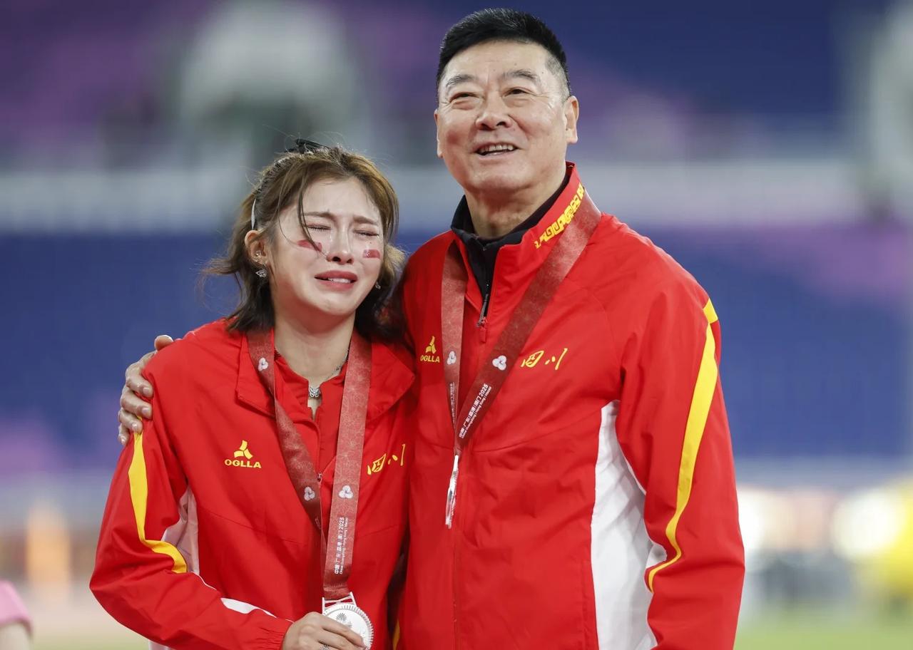 吴艳妮哭了！
11月19日，第十五届全国运动会田径项目女子100米栏决赛在广州举