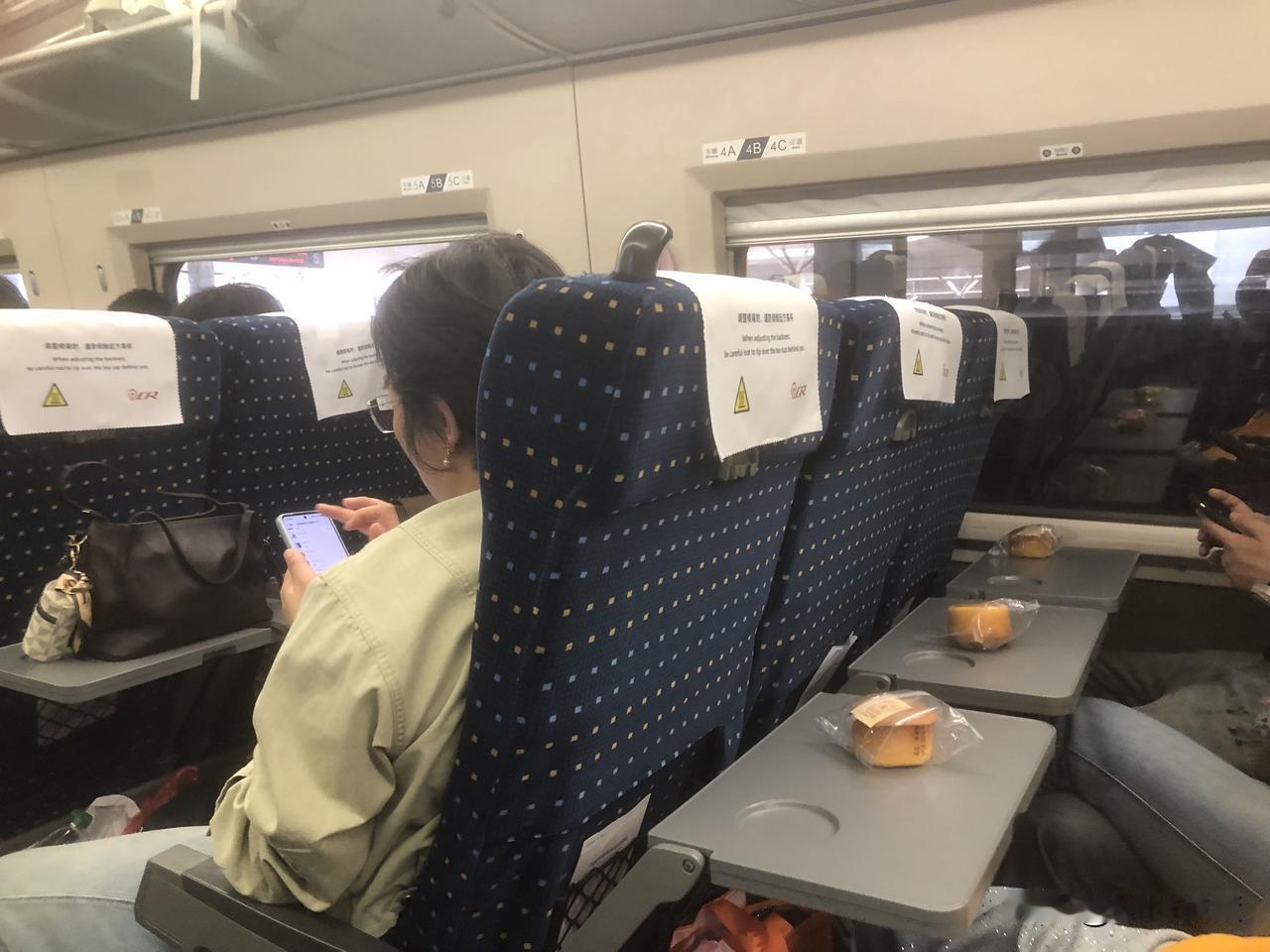 今日上午坐高铁，看到过道一排的三个小桌子上，一字排开，各放了一个蛋糕，大喜过望：