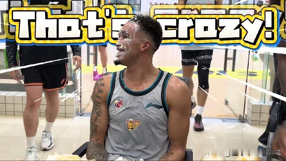 三令五申！广东宏远给球员过生日，依旧是蛋糕拍脸，恕我直言，cba这种庆祝生日方式