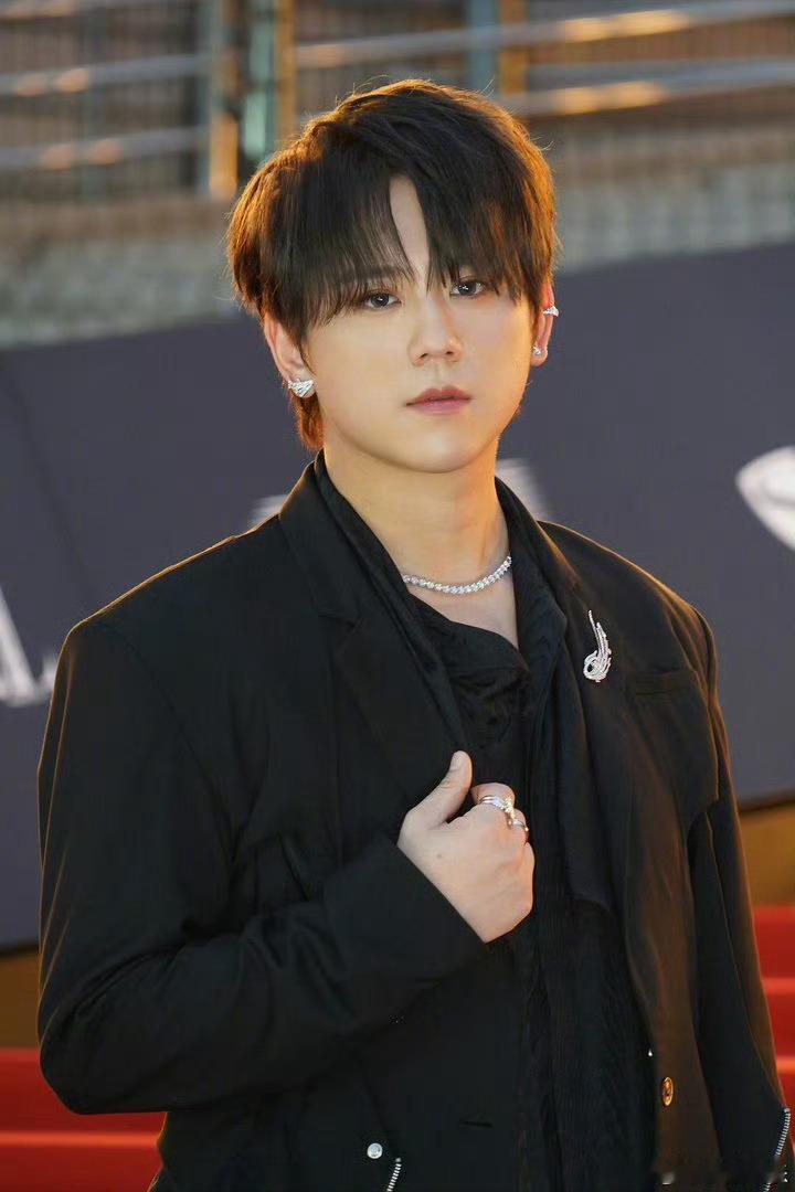 陈法拉白的发光香港顶流姜涛瘦了好多 原来是他们好喜欢 