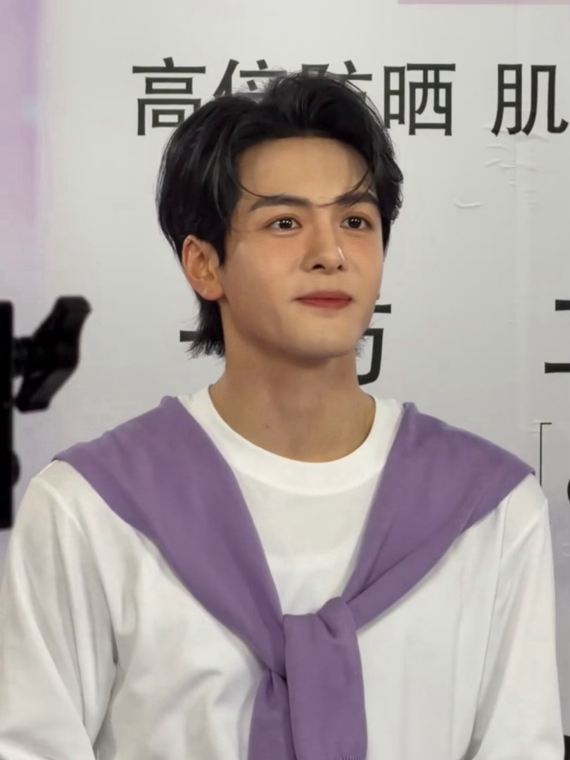 曾舜晞好清新的男大感逛商场偶遇曾舜晞就这么走下来了 逛商场偶遇曾舜晞，清爽利落少