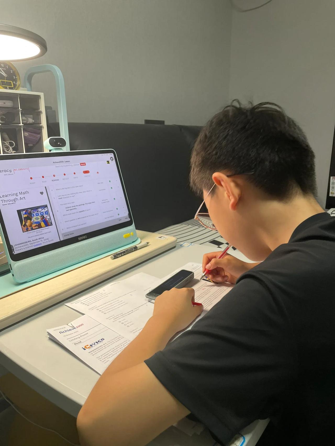 养男孩，妈妈一定要逼着他人生8练


1、要锻炼他的气场。让他与任何人交谈时，声