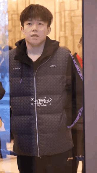 男单决赛夜出门的王楚钦
这个比赛是非看不可吗
人也叹着气
嘴角也上火了
古有神农