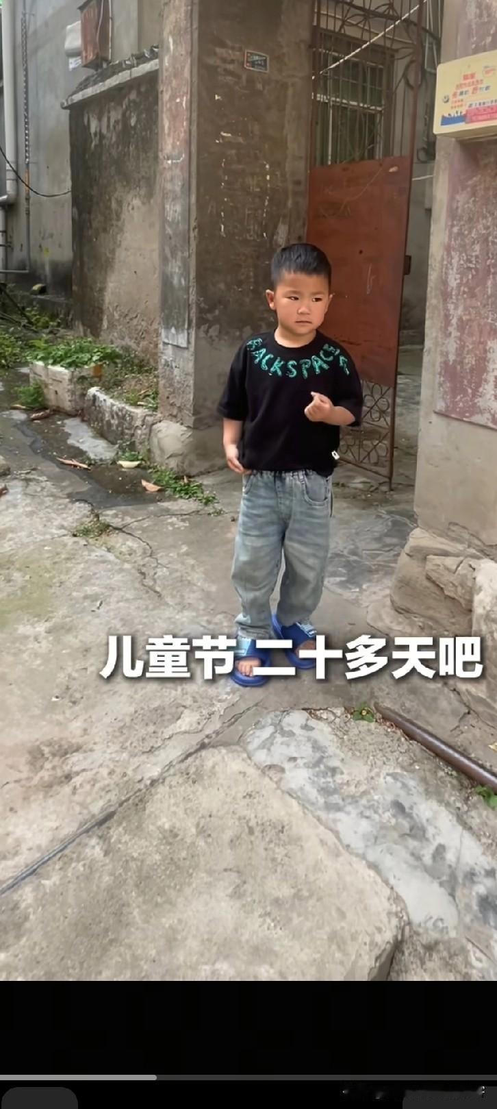 看完这个娃，谁还敢说留守儿童不懂事？爹要走的瞬间，他的反应把我看哭了！
 
你瞅
