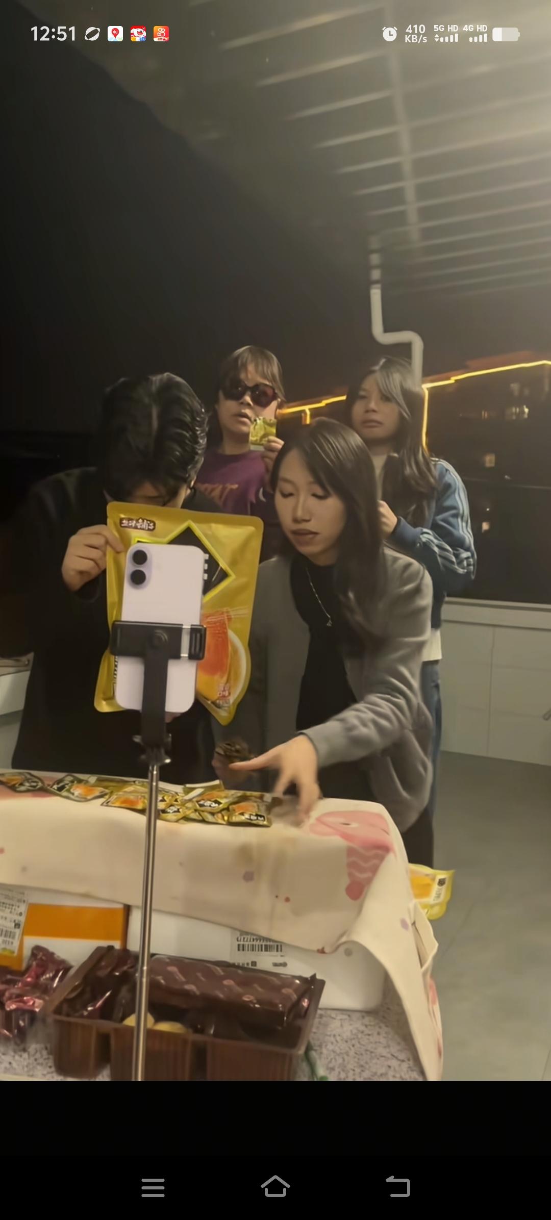 叶锐聪妈妈表示看起来互联网这碗饭还是年轻人有这个实力，昨天叶锐聪妈妈打酱油都被嫌