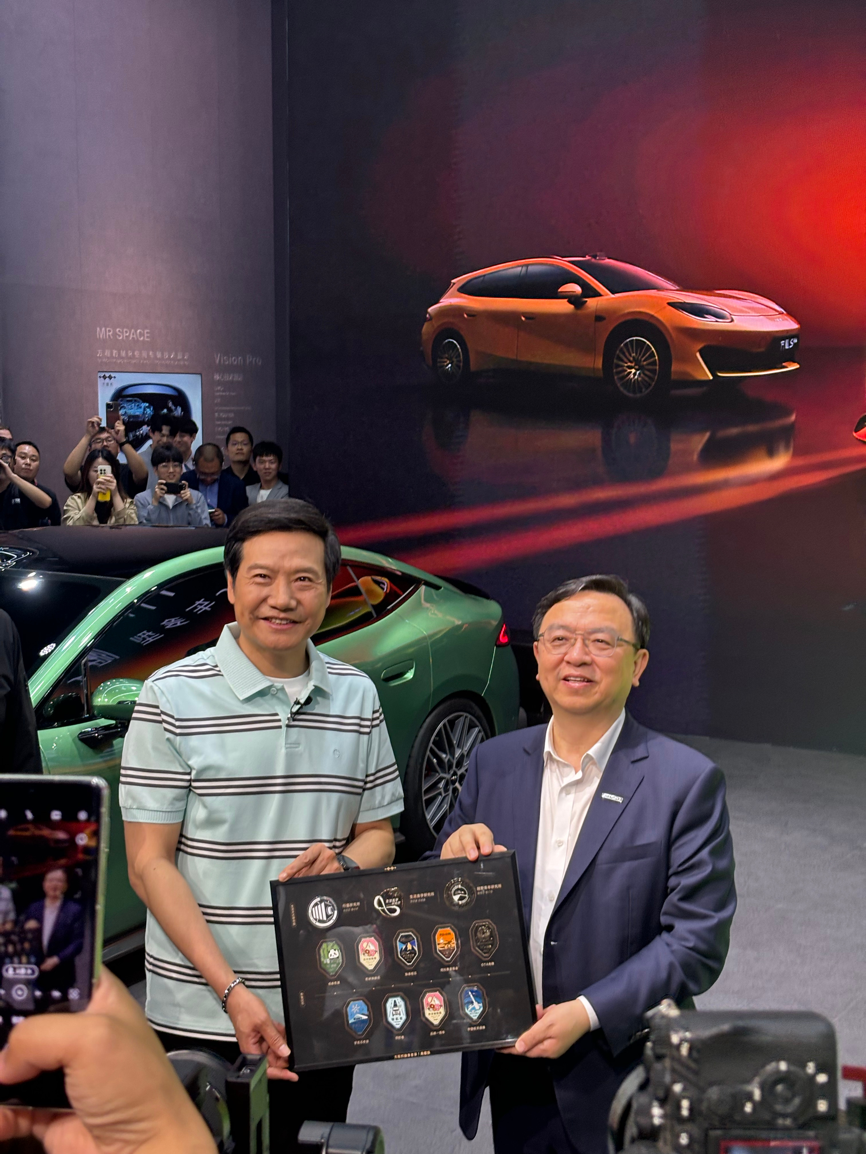 雷军晒北京车展合影，我也看到雷总了，就是人太多了没来得及合影