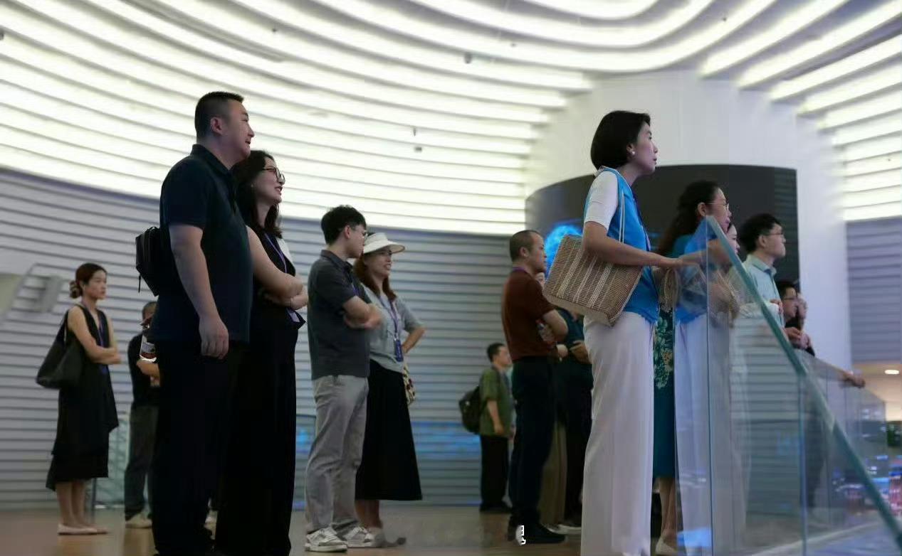 雄安的生态湿地里，候鸟栖息、碧水荡漾，生态优先的发展理念，让未来之城诗意与科技并