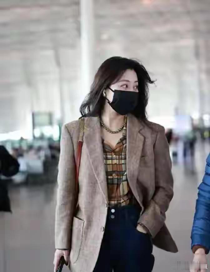 45岁殷桃穿搭品味超群，成熟女性照搬她的搭配思路，时髦高级还轻松显年轻。 