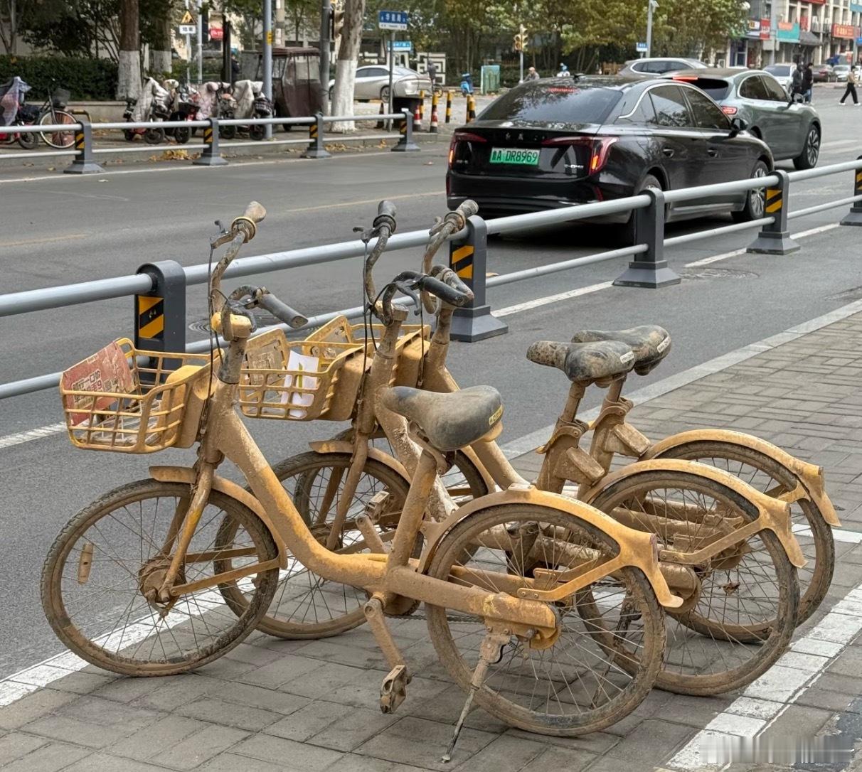 这仨共享单车经历了什么好像刚经历了一圈龙卷风呢？ 北京