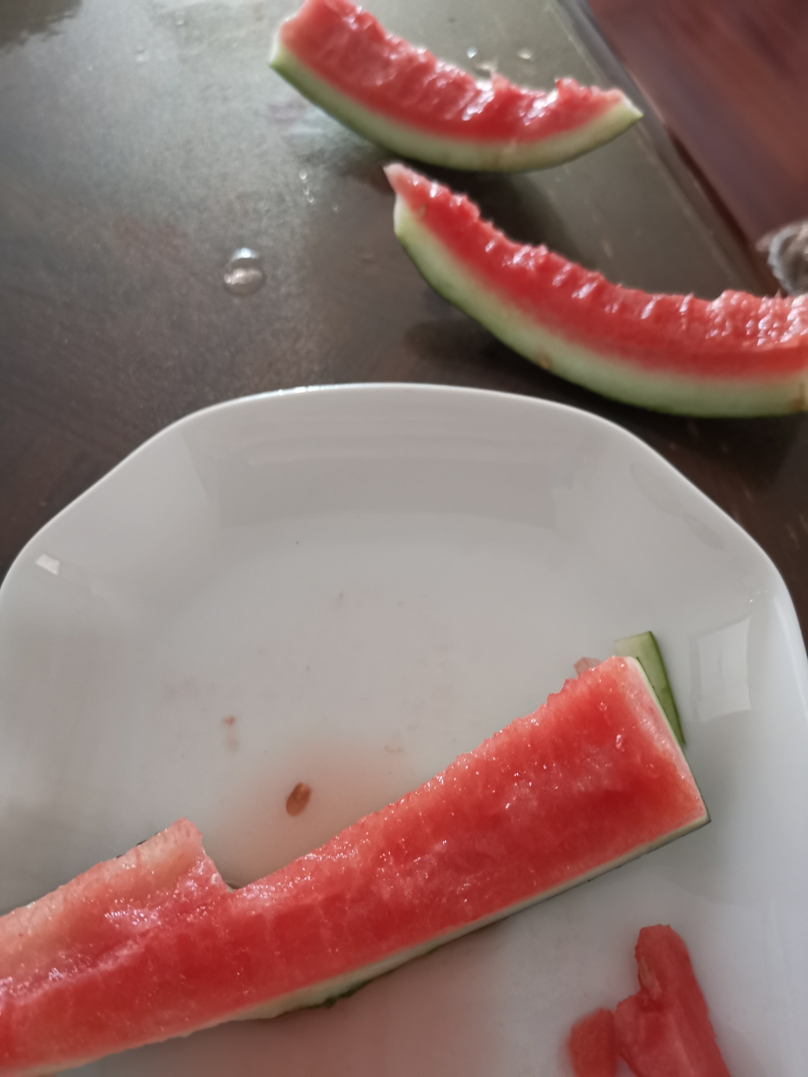 姑娘吃西瓜，吃完了瓜皮扔桌上，我一看，这也太浪费了，批评他们不能这样，这要是在韩