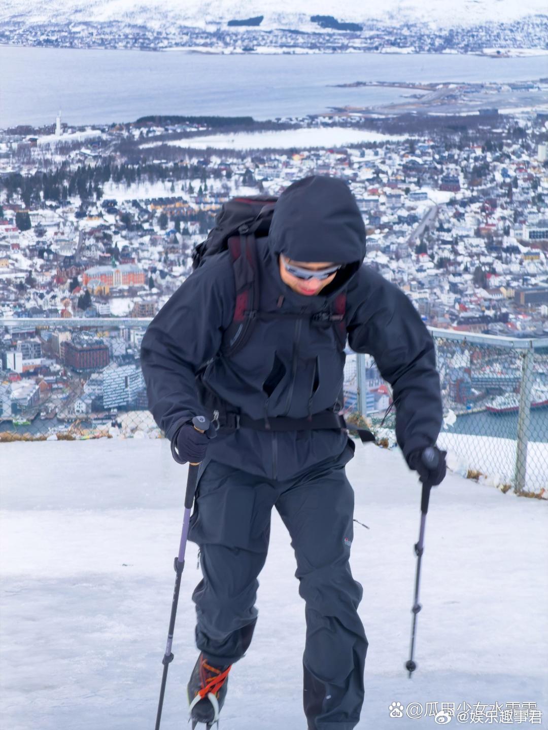 李现《那天下雨了》配图，看着好有氛围感￼给周董新歌打call， 