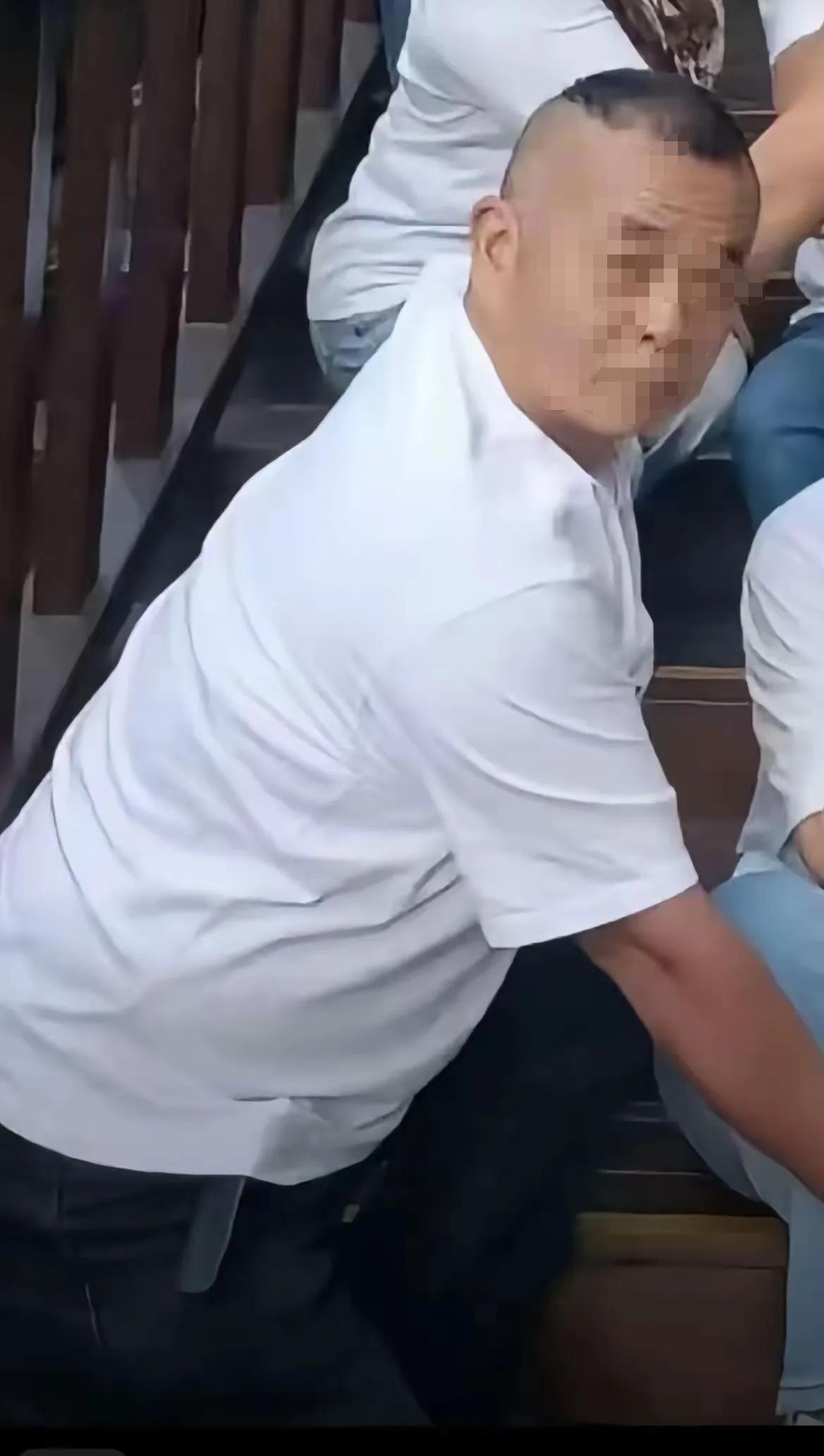 睡车里被酒店收150元住宿费事件反转！全网都在骂王先生碰瓷，但有个细节没人琢磨—