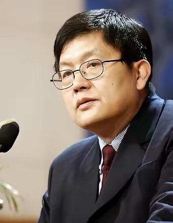 中国政府呼吁谨慎前往日本，然而复旦大学的冯玮却在此时，高调推荐中国学生去日本，并