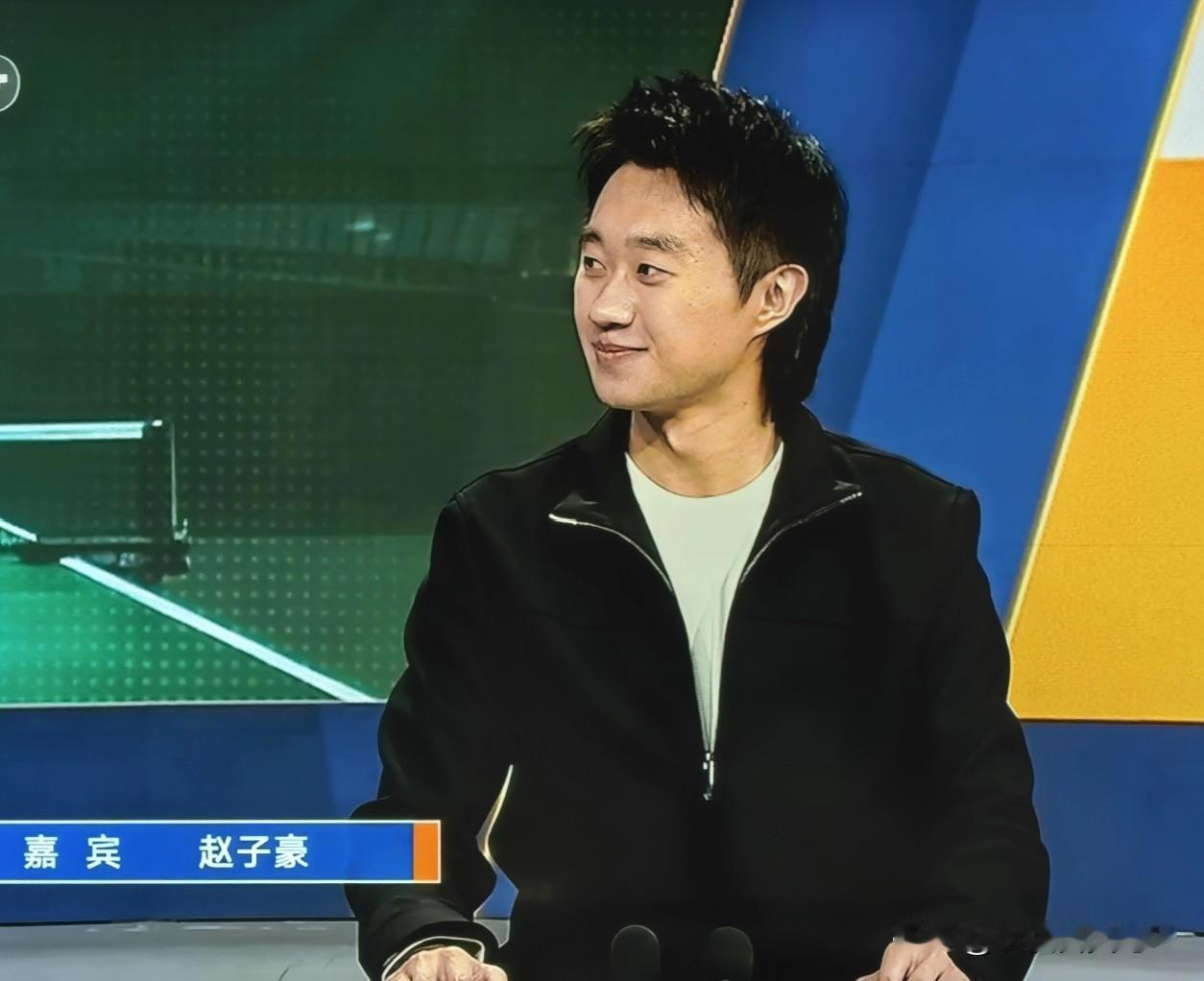 真是别人家的孩子！他球打的好也就算了，偏偏央视首秀还这么惊艳。
孙颖莎打第一场比