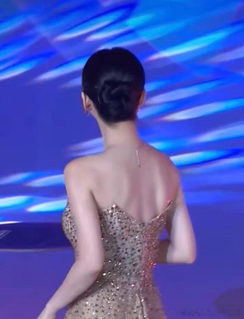 柳智敏金色闪钻长裙柳智敏肩颈线条 柳智敏TIMA红毯这套完全就是闪耀系美人，金色