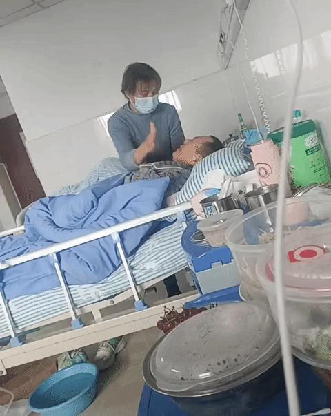 近日江西，一位大叔住院，他的妻子不停扇他的耳光，大叔躺在床上哭的好惨，唉！人真的